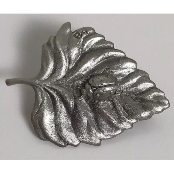 lady 90's Marjolein Bastin pewter ladybug on leaf pin 1"X1.25" - Picture 1 of 4